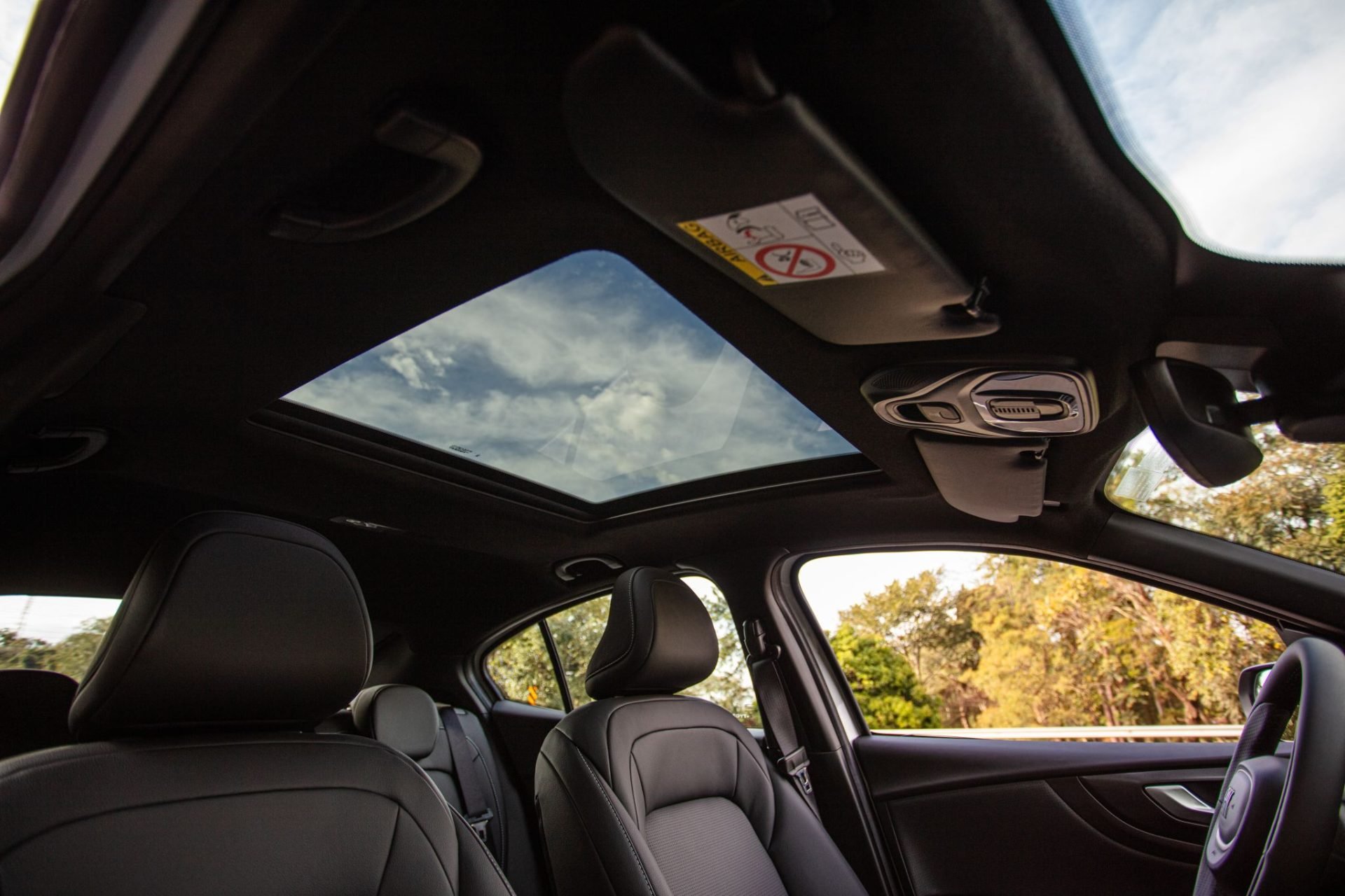 Fiat Fastback Impetus 2026 interior teto solar