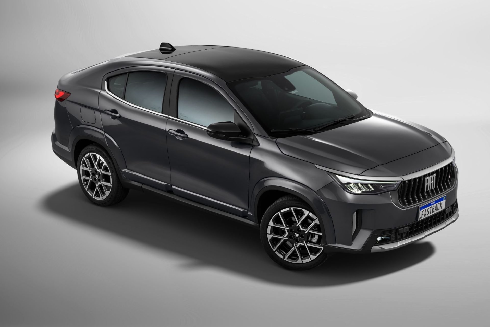 Fiat Fastback Limited 2026 cinza silverstone frente visto de cima
