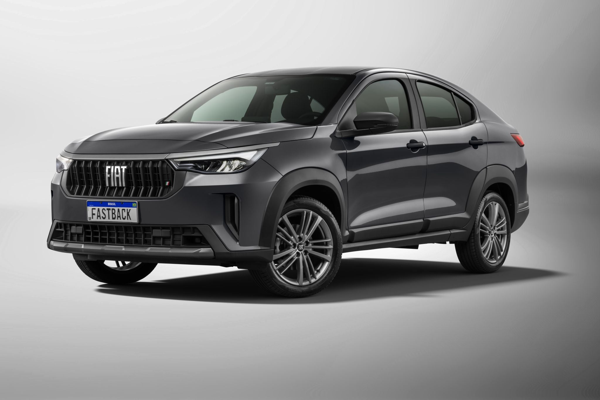 Fiat Fastback T200 2026 cinza silverstone frente