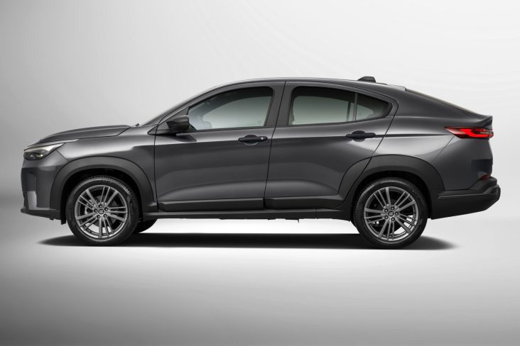Fiat Fastback T200 2026 cinza silverstone lateral