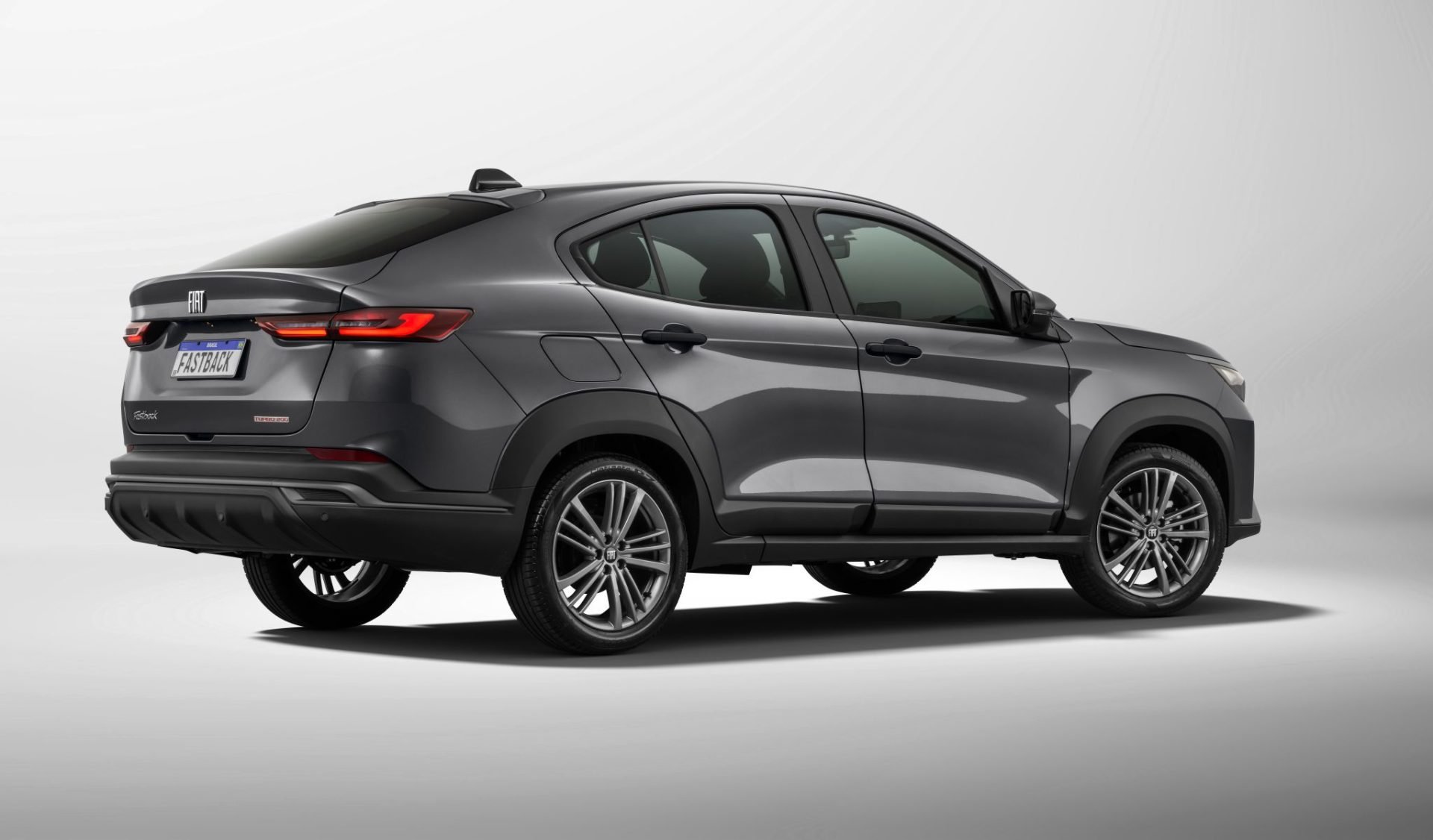 Fiat Fastback T200 2026 cinza silverstone traseira