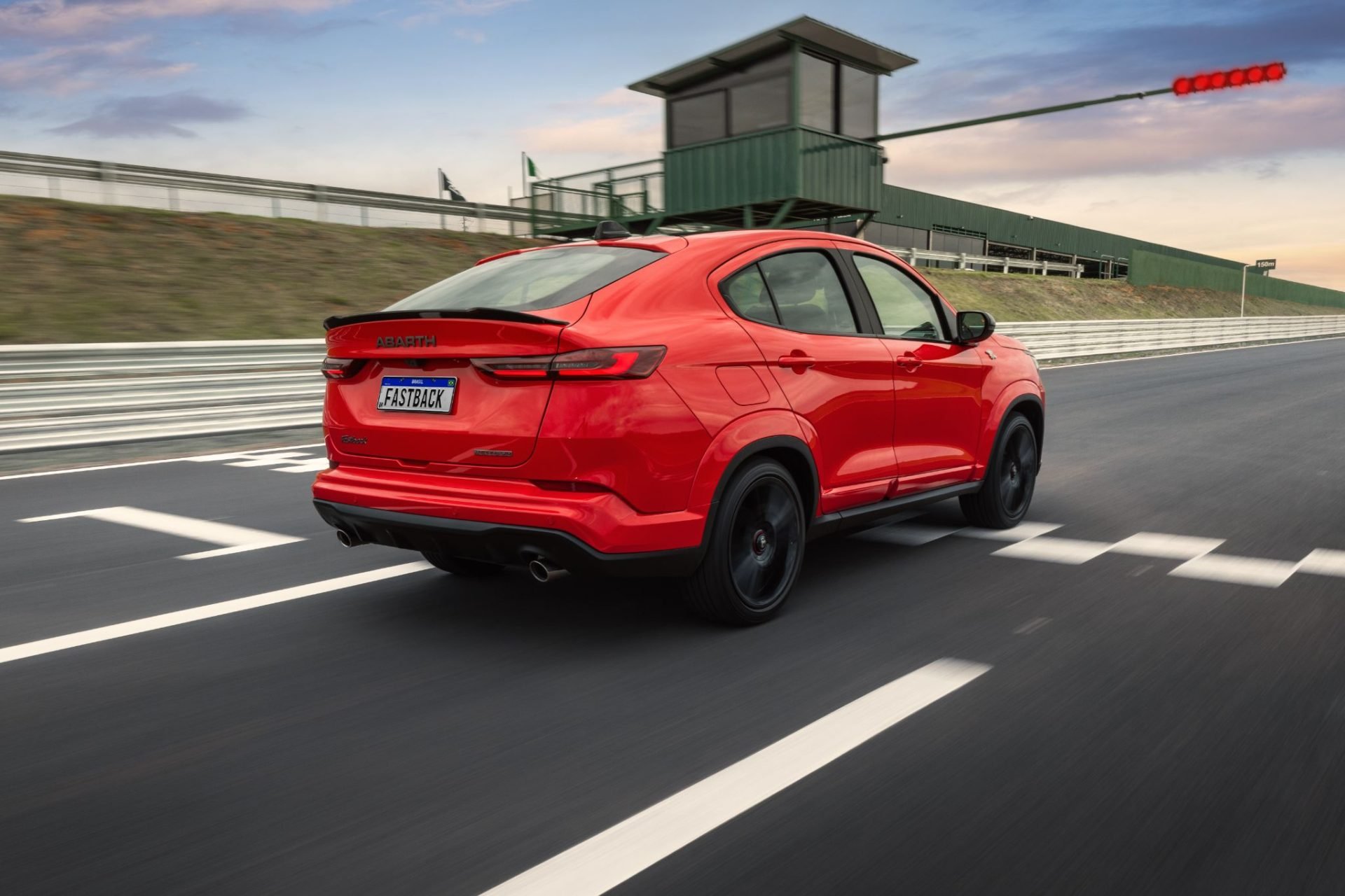 Fiat Fastback Abarth 2026 vermelho montecarlo traseira em movimento (2)