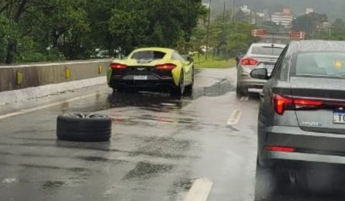 McLaren de R$ 2,5 milhões perde roda em avenida e tumultua Florianópolis