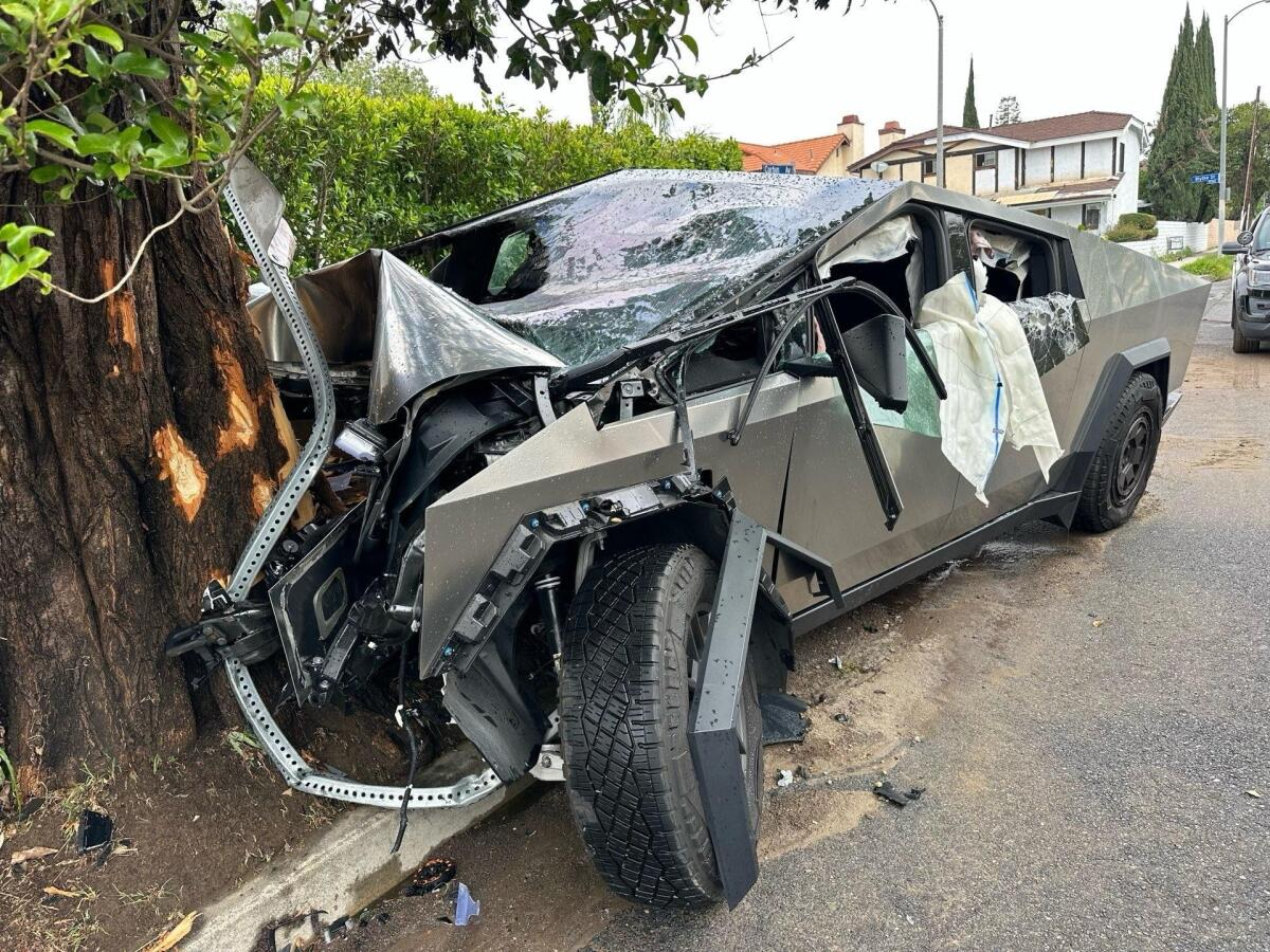 Promessa do basquete americano sobrevive a acidente brutal com Cybertruck em chamas