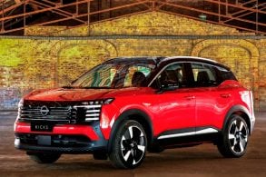Novo Nissan Kicks 2026 vermelho malbec frente parado (3)