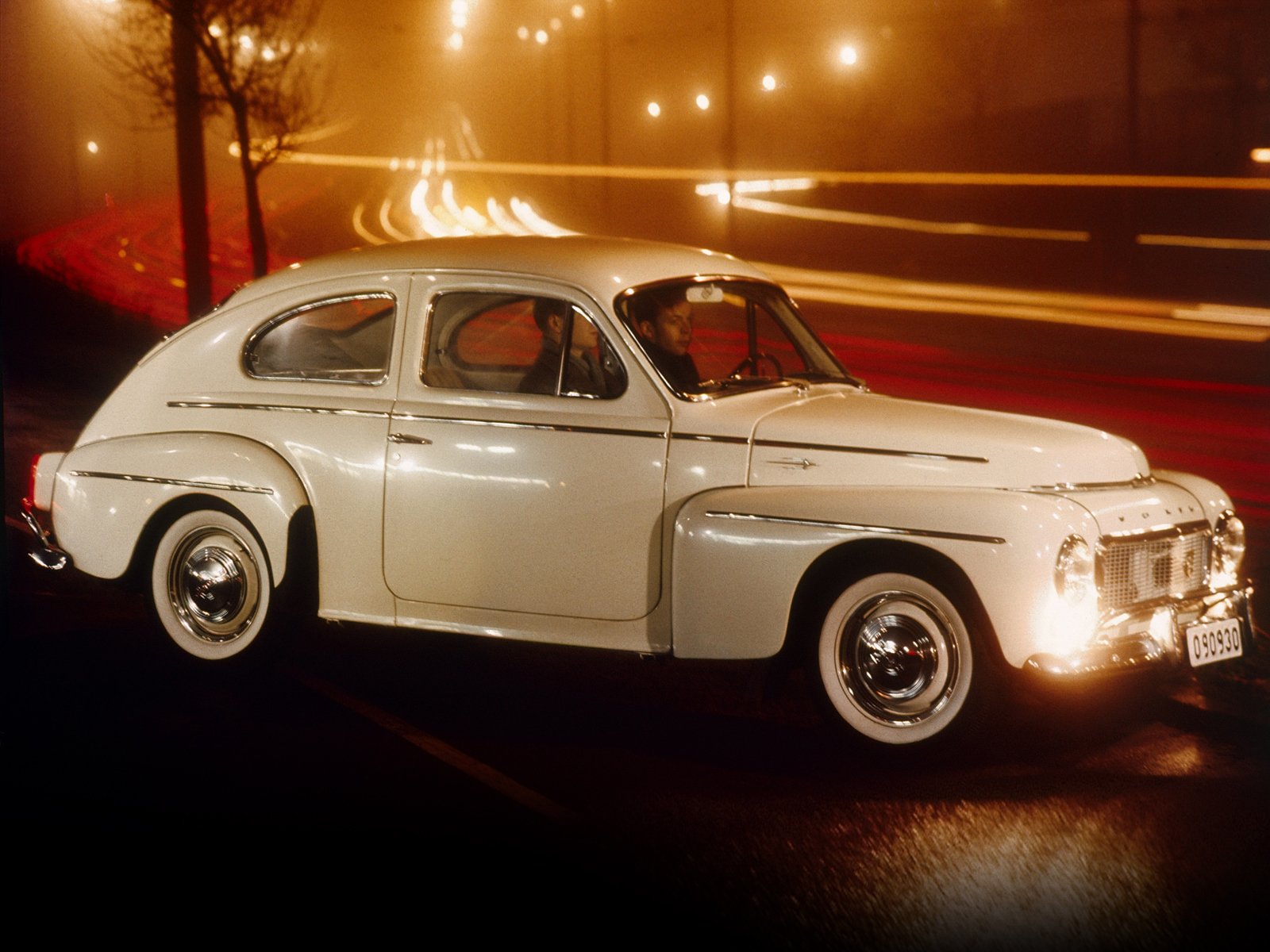 volvo pv544 a branco frente parado