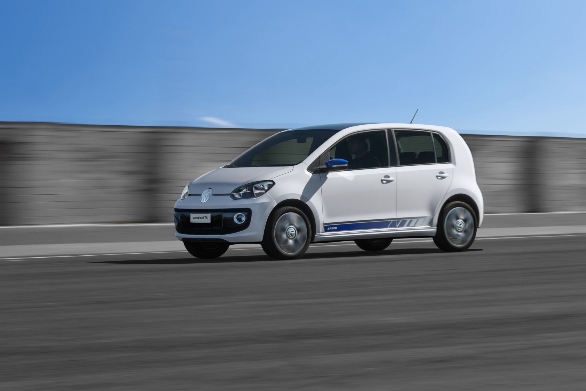 VOLKSWAGEN UP TSI 2016 BRANCO EM MOVIMENTO FRETE LATERAL