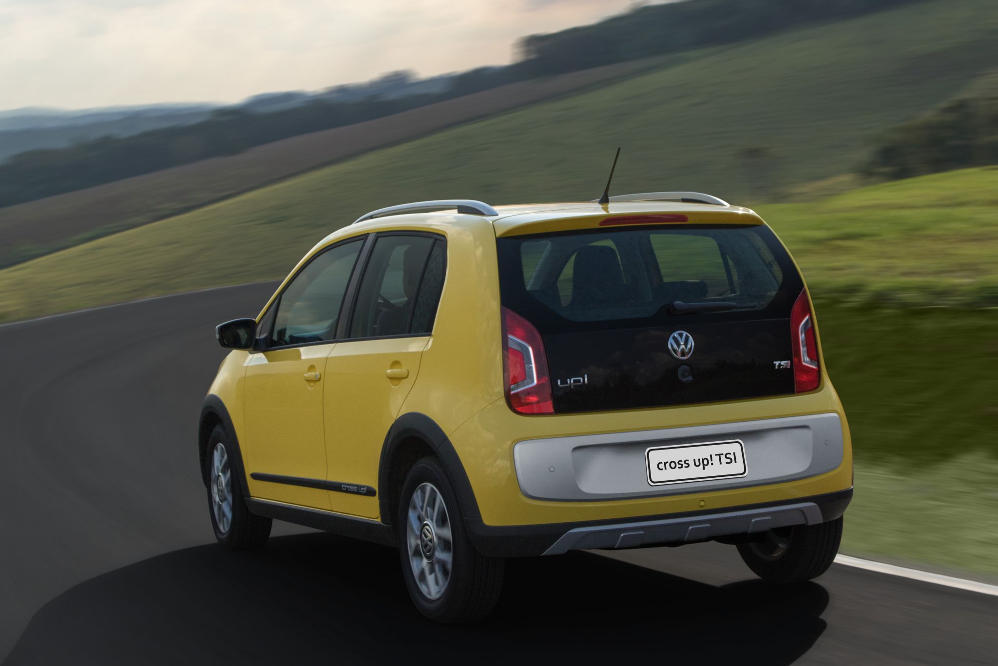 VOLKSWAGEN CROSS UP TSI 2016 AMARELO EM MOVIMENTO TRASEIRA LATERAL