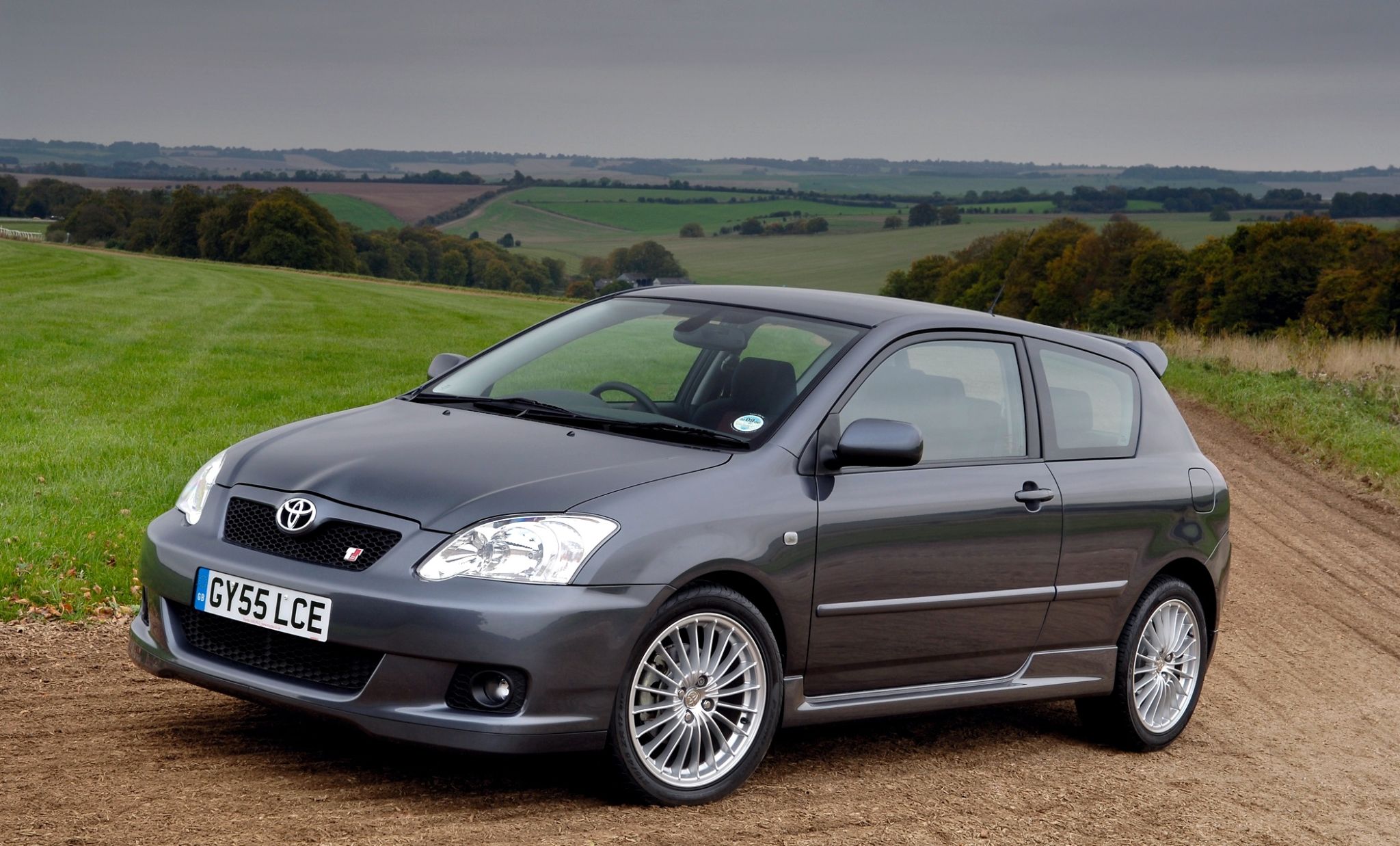 toyota corolla ts compressor cinza frente parado