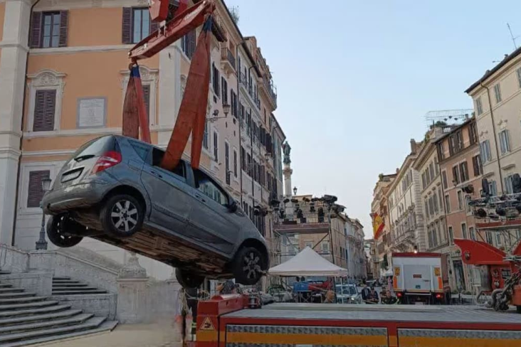 bombeiros içando carro que ficou preso na escadaria espanhola (1)