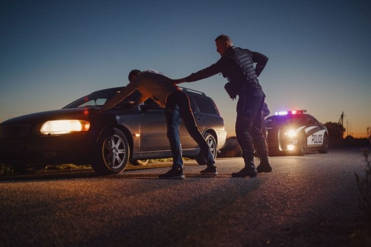 POLICIAL PRENDENDO MOTORISTA SHUTTERSTOCK