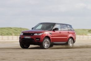 LAND ROVER RANGE ROVER SPORT 2014 VERMELHO EM MOVIMENTO NA PISTA DE TERRA