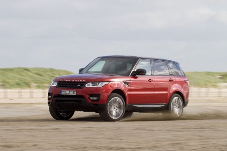 LAND ROVER RANGE ROVER SPORT 2014 VERMELHO EM MOVIMENTO NA PISTA DE TERRA