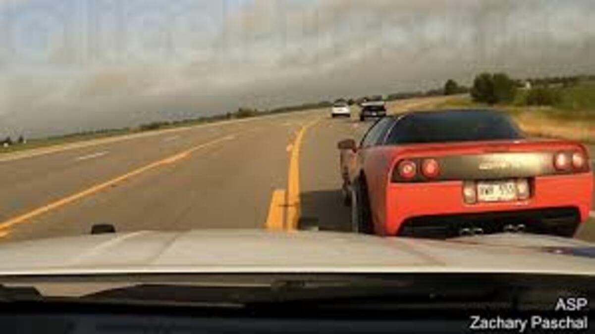 Policial para Corvette roubado com abordagem inusitada