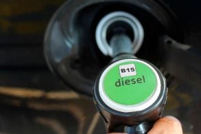 bomba de diesel modificada escrito B15, abastecendo um tanque de veiculo.