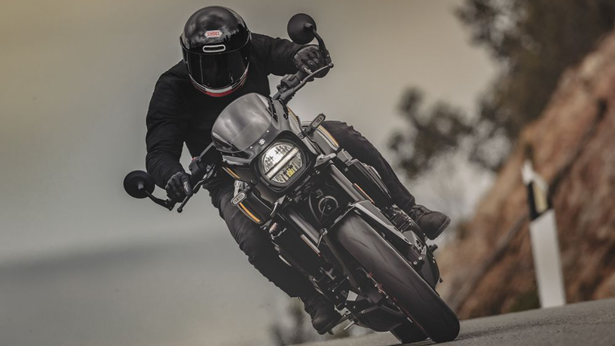 Suzuki apresenta as novas motos esportivas com visual clássico