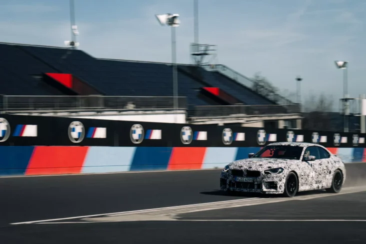 BMW M2 CS em alta velocidade na pista