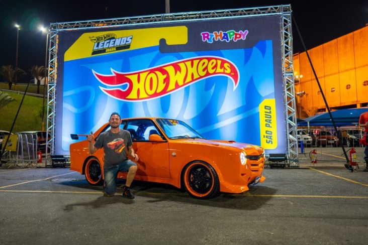 Na foto: Alexei Macedo, vencedor da edição 2024, e seu Chevette laranja 1975 Créditos da Imagem: Alexandre Suplicy. Hot Wheels Legends 2025