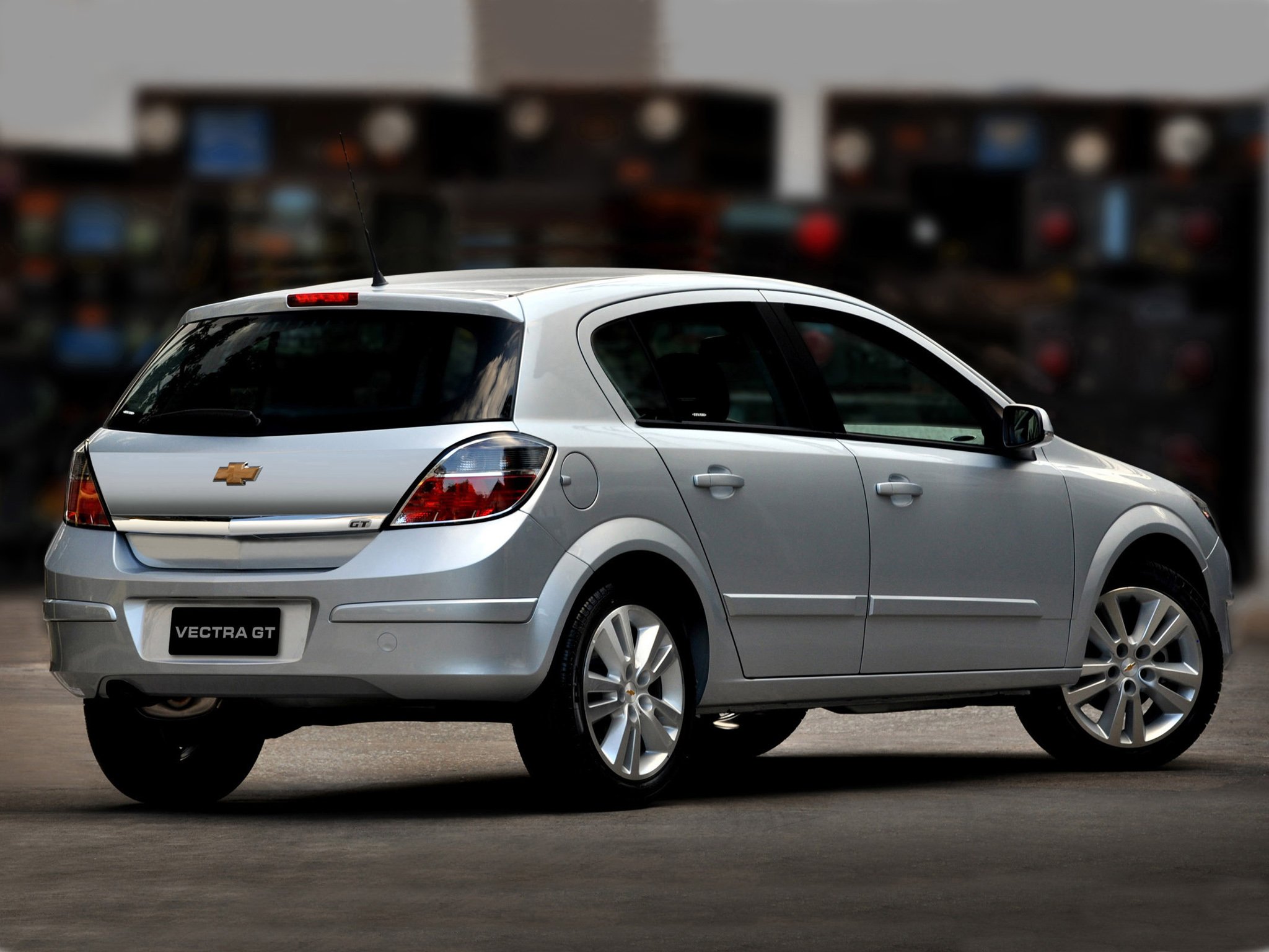 O Chevrolet Vectra GT recebeu novas rodas de liga leve aro 17