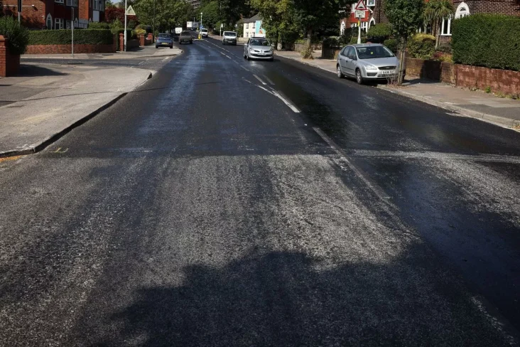 Asfalto britânico derretendo por conta da onda de calor