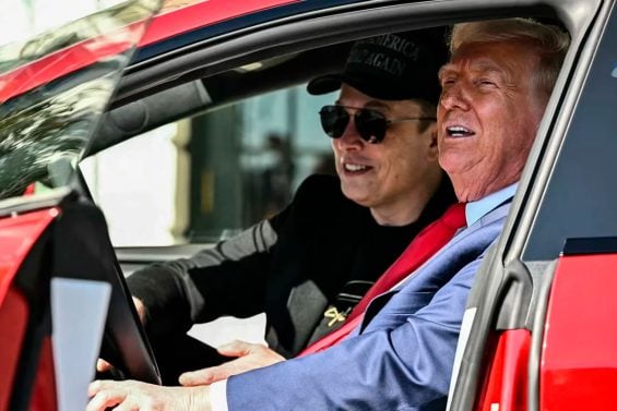 Donald Trump e Elon Musk sentados em um Tesla Model S vermelho com as portas abertas