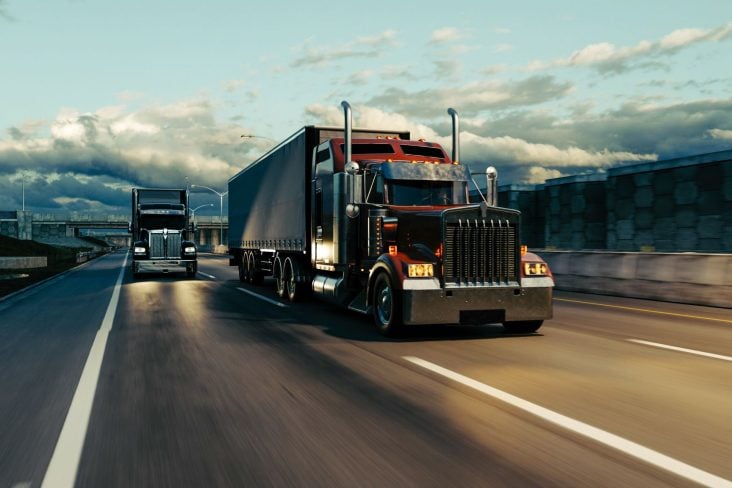 CAMINHAO MACK RODOVIA EUA shutterstock