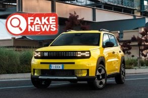 fiat grande panda 2025 amarelo frente parado, montagem escrito fake News