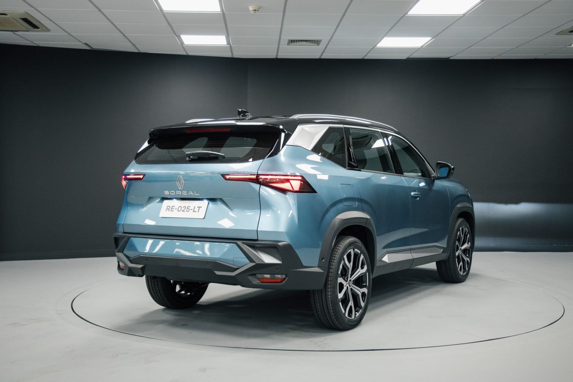Reanult Boreal topo de linha em azul claro traseira diagonal Renault