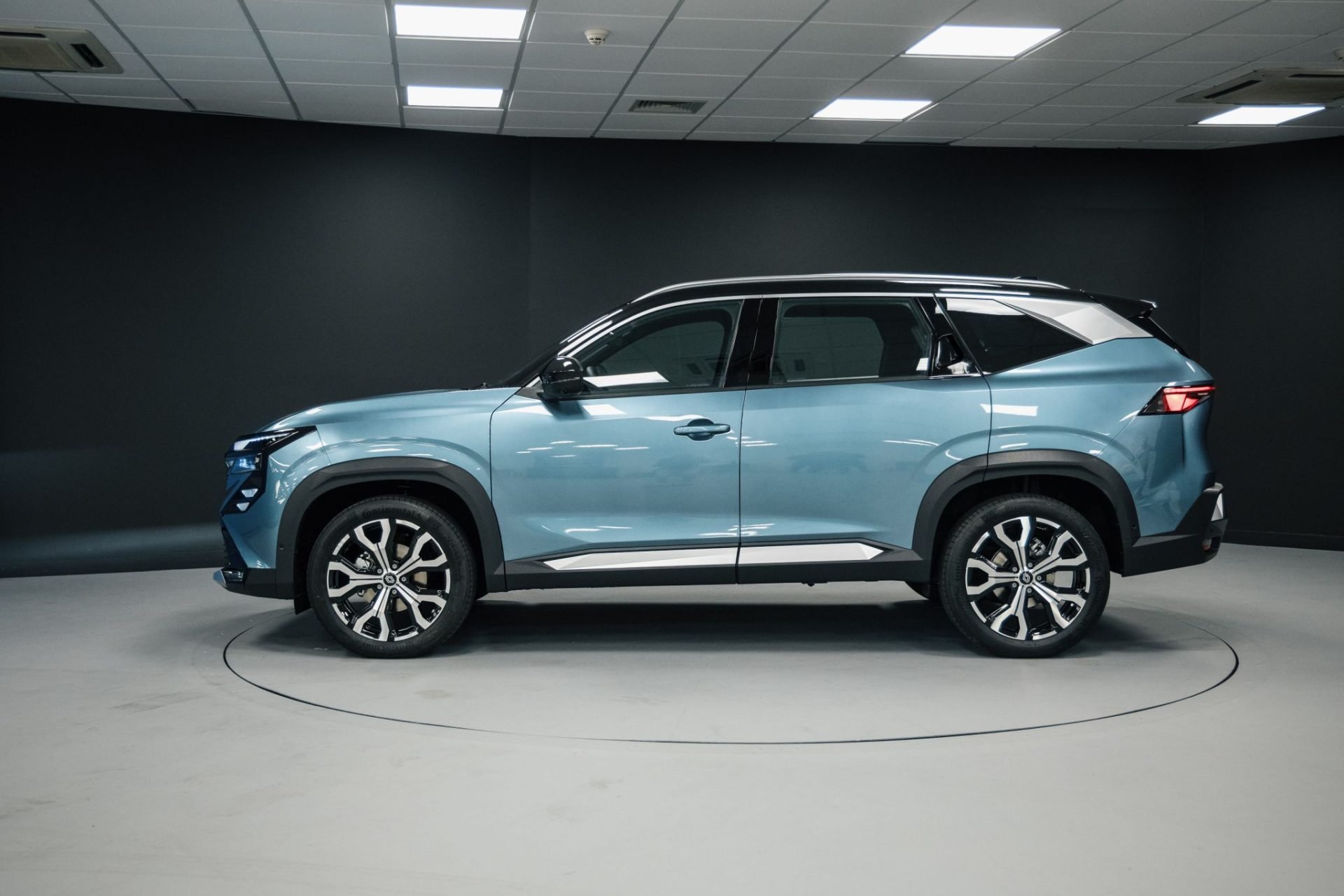 Reanult Boreal topo de linha em azul claro visto de lado Renault