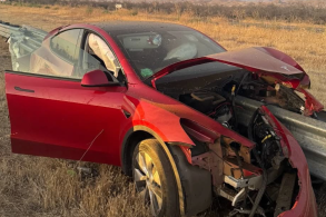 tesla é atravessado por guarda corpo