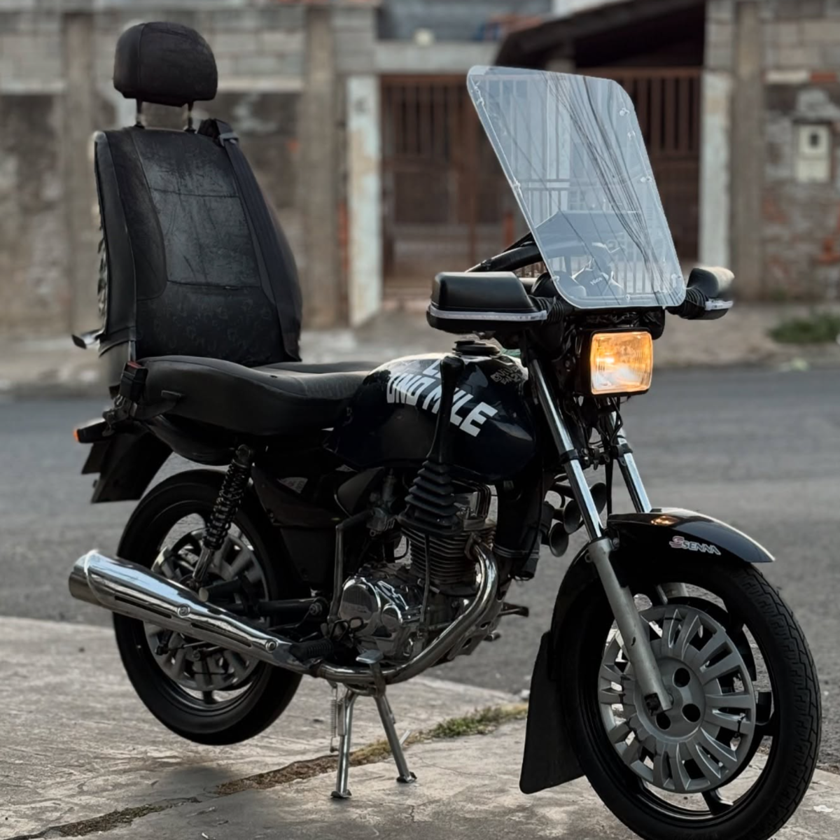 Honda CG com cara de Uno? Moto Frankenstein é apreendida na estrada