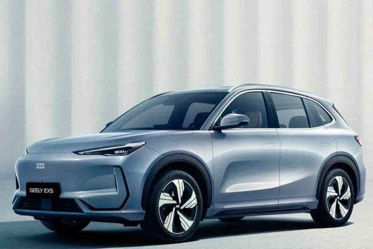 Geely EX5 prata frente parado