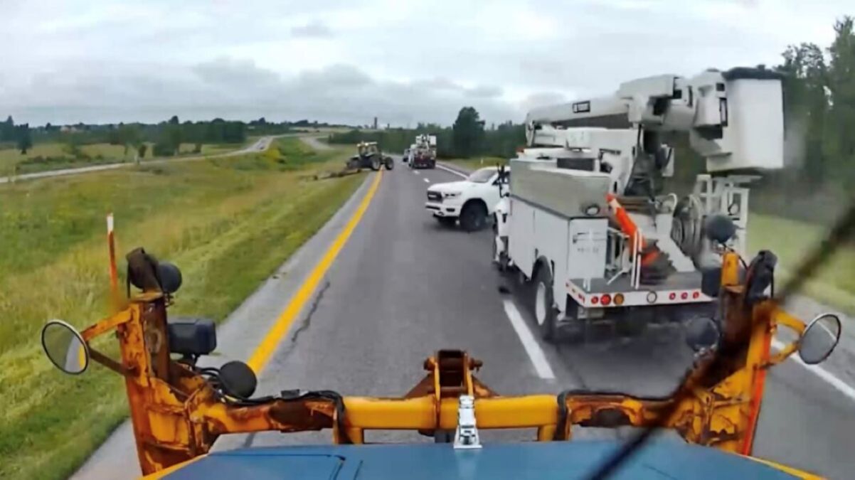Motoristas se distraem e se chocam ao desviar de obra nos EUA