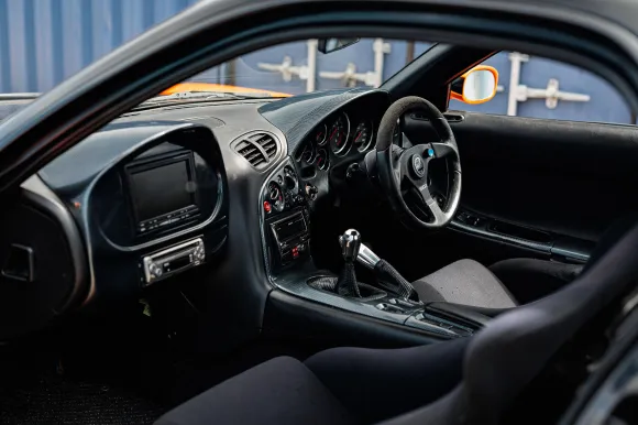 mazda-rx-7-veilside-laranja-filme-velozes-e-furiosos-desafio-em-toquio-interior.webp