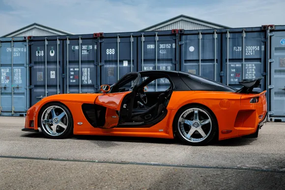 mazda-rx-7-veilside-laranja-filme-velozes-e-furiosos-desafio-em-toquio-lateral.webp