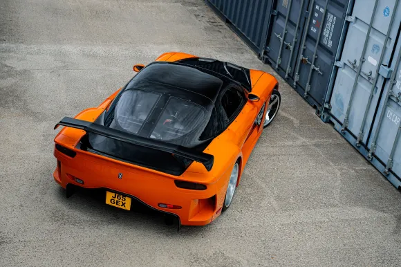 mazda-rx-7-veilside-laranja-filme-velozes-e-furiosos-desafio-em-toquio-traseira.webp