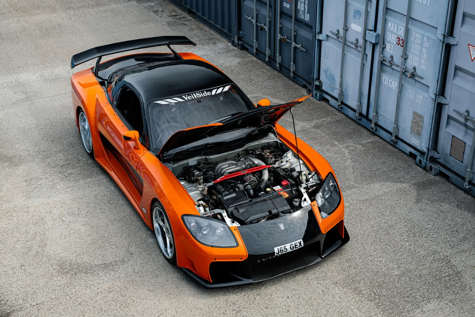 mazda-rx-7-veilside-laranja-filme-velozes-e-furiosos-desafio-em-toquio-motor-1920x1280.webp