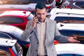 shutterstock patio de carros usados seminovos visto de cima,Homem ao telefone com expressão de indignação