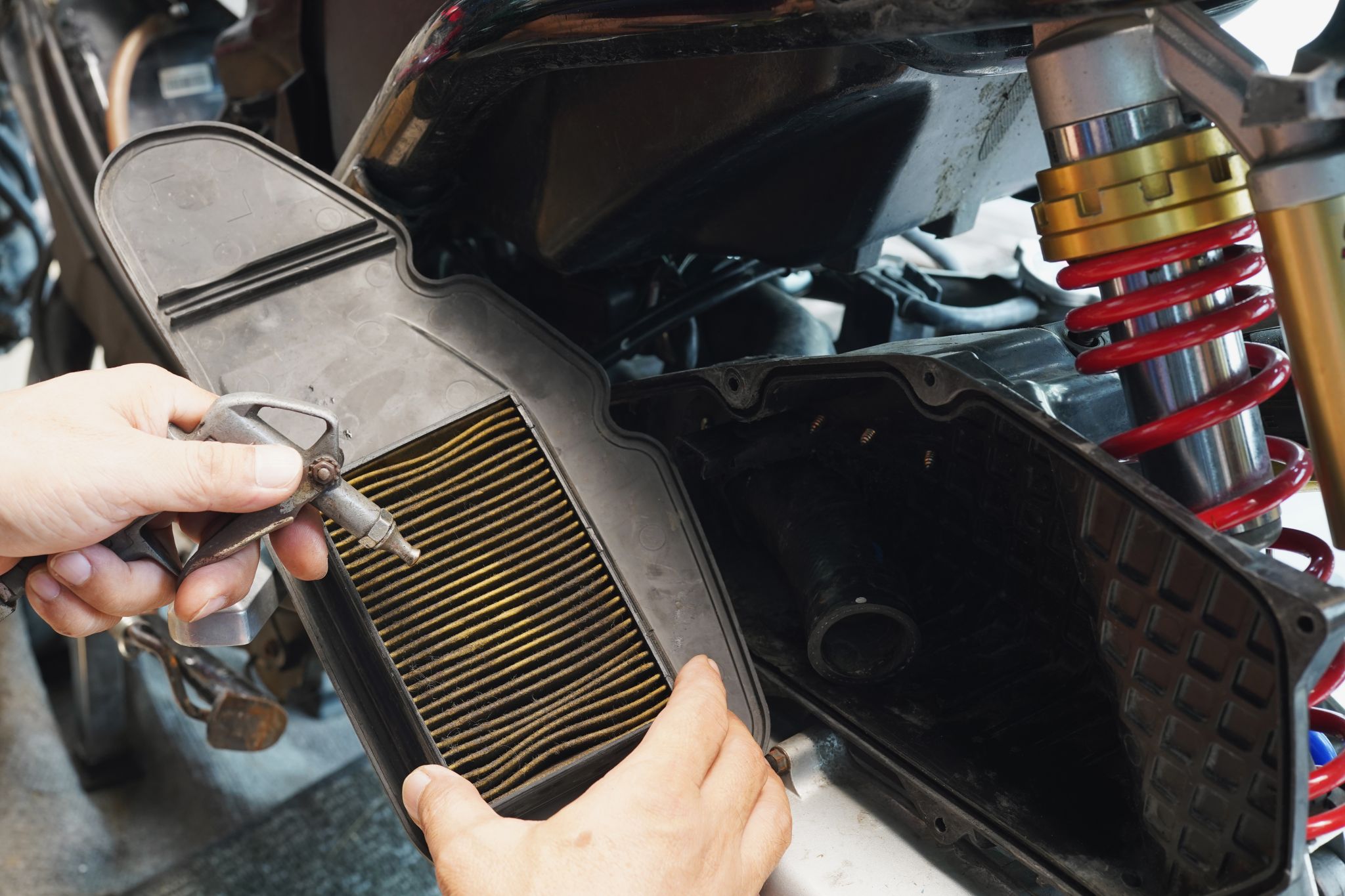 Limpeza de filtro de ar de moto é ineficiente e comprometedor