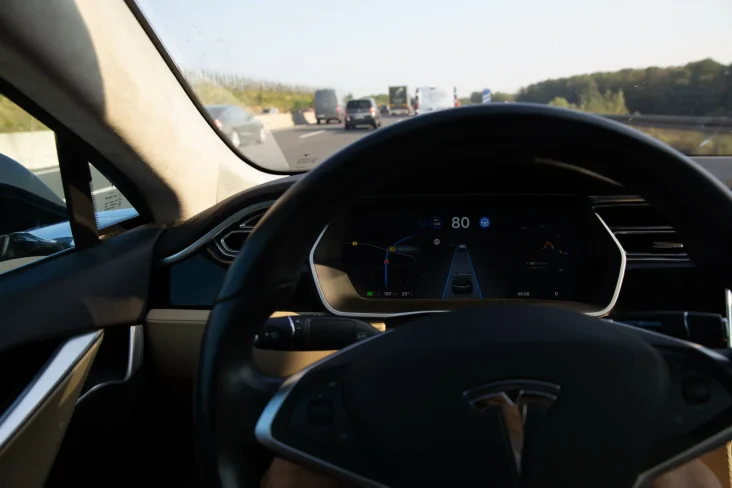Painel de um Tesla em rodovia