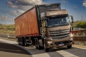 Mercedes Benz Axor 2025 na estrada