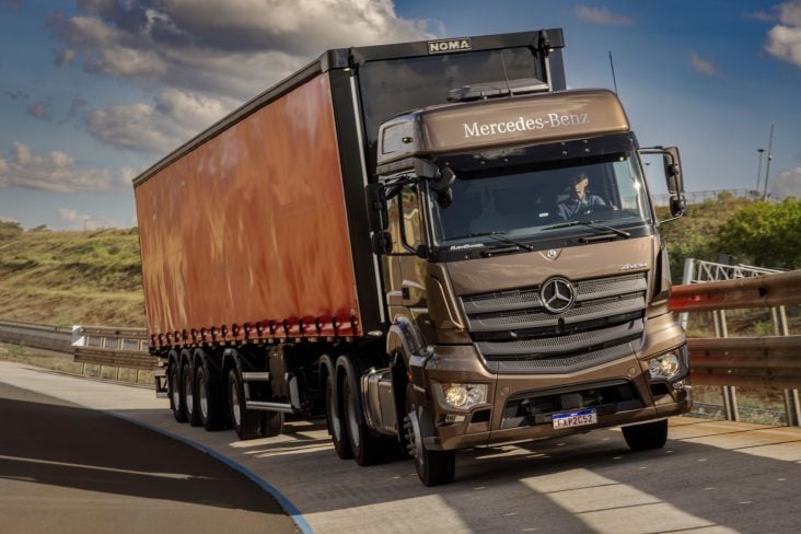 Mercedes Benz Axor 2025 na estrada