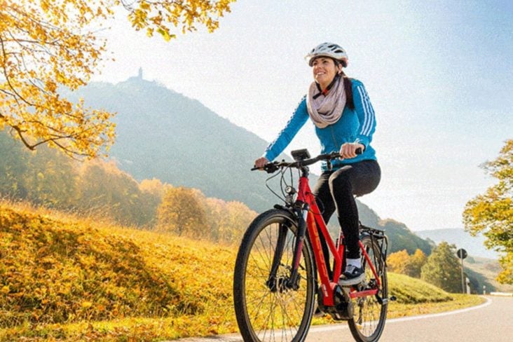 mulher pedala bicicleta no frio foto Indy Bike Divulgacao