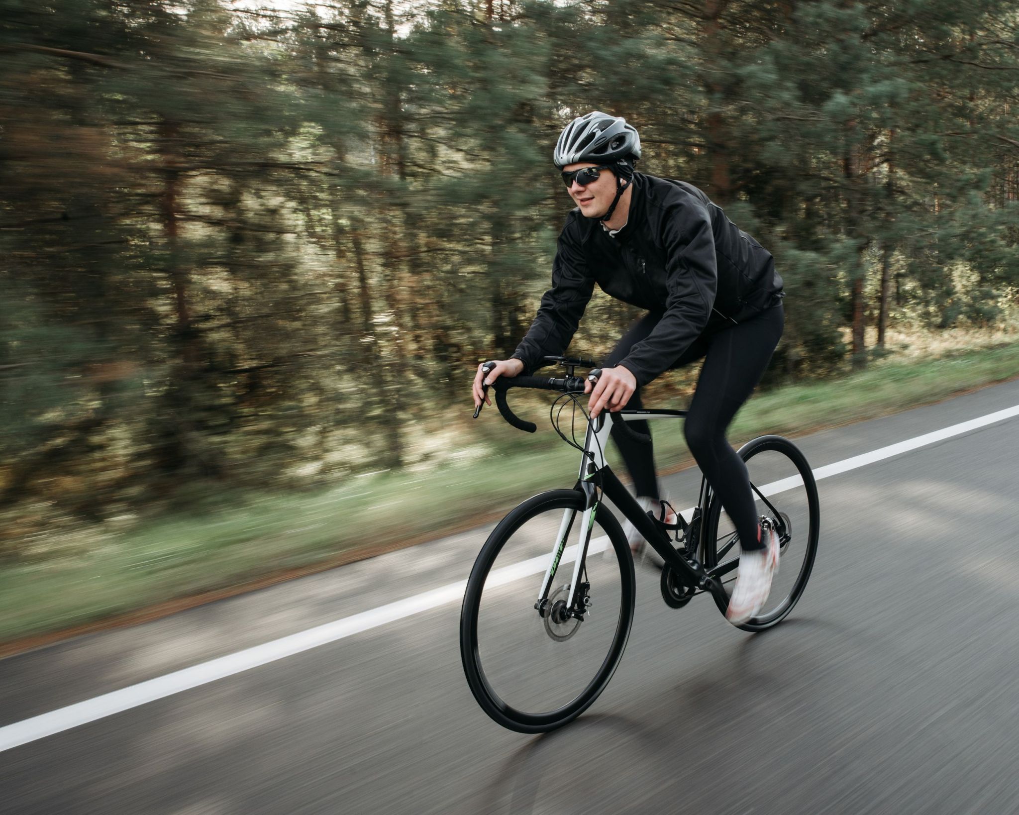 homem pedala no frio foto Pavel Danilyuk divulgacao