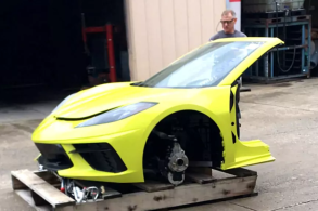 Corvette partido ao meio