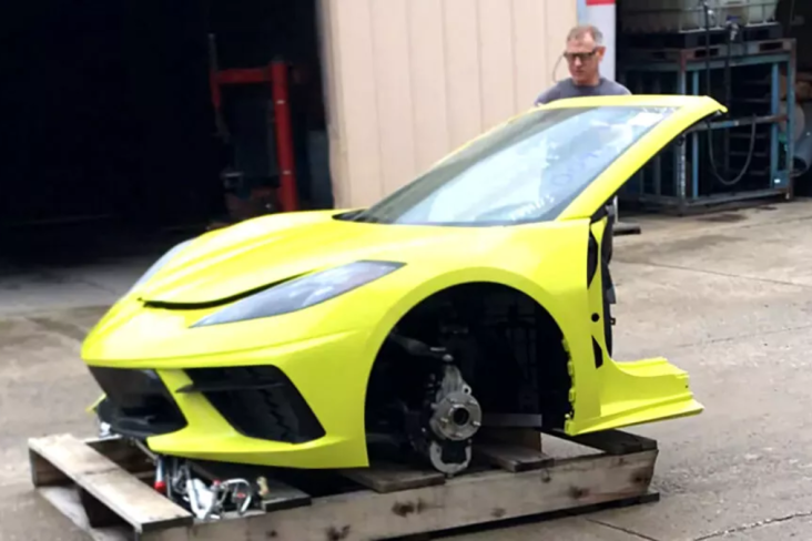 Corvette partido ao meio