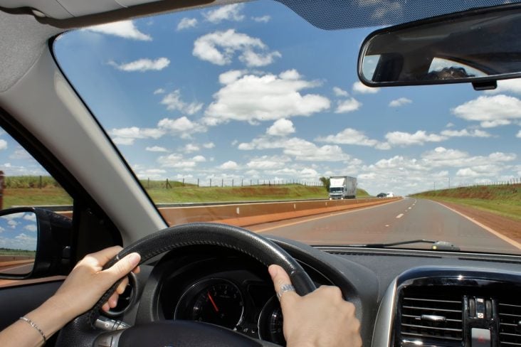 carro na rododvia imagem em priemira pessoa