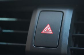 botão de pisca-alerta no painel do carro shutterstcok