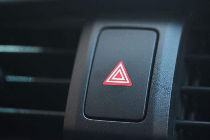 botão de pisca-alerta no painel do carro shutterstcok