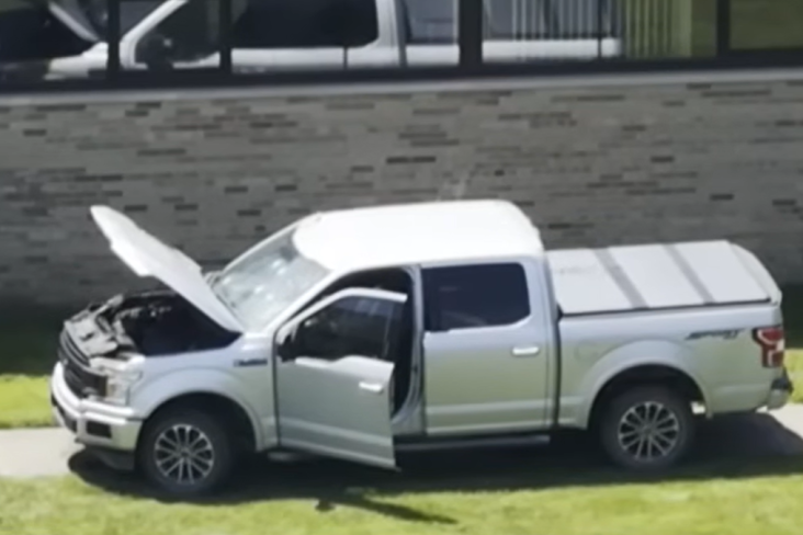 Diácono impede tiroteio em igreja com sua caminhonete (1)